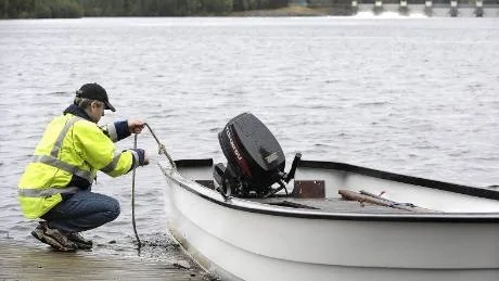 SÄKRAD. Thomas Isaksson knyter noggrant fast båten vid bryggan. "För någon vecka sedan slet sig grannens båt och vi var ut och letade efter den men den hade nog sjunkit", säger han.