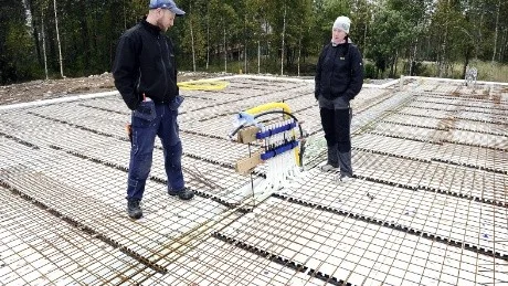 EN DEL KVAR. Paret Fredrik Heikinpieti och Helena Granlund ska bygga det mesta själva. Men ytterväggarna kommer färdiga, så fort de gjutit grunden.