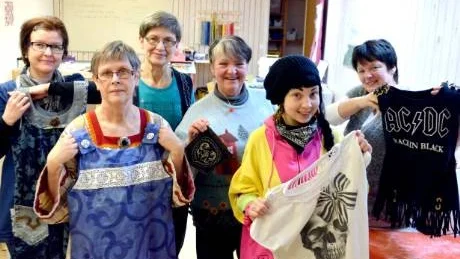 KREATIVA. Det råder ingen brist på kreativitet när de nya kläderna växer fram. Längst bak från vänster: Monika Hämberg, Strömsund, Gun Johansson, Kalix, samordnare Elisabeth Dahlin, Göteborg samt Bärbel Loose, Östersund.  Längst fram kursledare Ingrid Sturesson samt Cecilia Edvinsson, Östersund.  Foto: Britt-Louise Spets