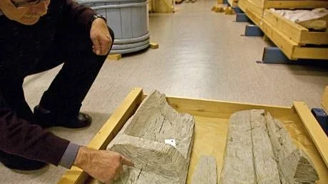 hål. Det var professor Valter Schytt som först hittade ackjorna i Sarek i mitten av 1960-talet. Det finns hål i varje släde som man tror har funktionen att kunna fästa seldon. Foto: ÅSA LINDSTRAND