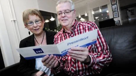 GLATT VINNARPAR. Paret Eva och Evert Nyman, Luleå, kollar in presentkortet på 10.000 kronor som gäller för en resa till England. Prisresan i Kuriren-tävlingen tänker de genomföra i månadsskiftet maj-juni.