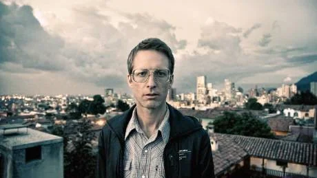 Magnus Linton står för en kontroversiell åsikt i ett Sverige där narkotikapolitiken länge har byggt på politisk konsensus. I boken Cocaina beskriver han dagens starka legaliseringsopinion i Colombia.