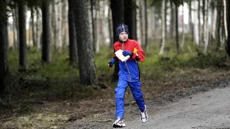 DÄR ÄR MÅL. Tioårige Jakob Fredby, OK Renen, fick syn på målkontrollen i Sprintcupen och då ökade han frekvensen på stegen. Foto: Roland S Lundström