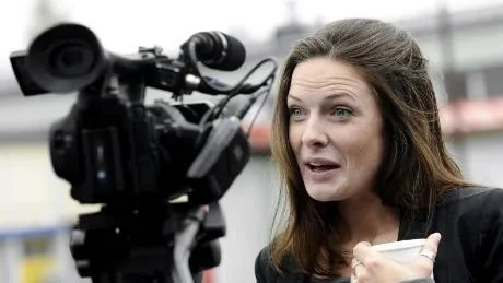 FILMPREMIÄR. Skådespelaren Rebecca Ferguson kom på onsdagen till Älvsbyn för den lokala premiären av En enkel till Antibes. På fredag går filmen upp på biograferna. Foto: Roland S Lundström