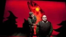TÄT OCH KRAFTFULL. Norrlandsoperans uppsättning Wozzeck bjuder på en tät och kraftfull dynamik              mellan sångare och orkester. På bild ses Fredrik Strid som "Andres" och Fredrik Zetterström som ger röst åt Wozzeck.