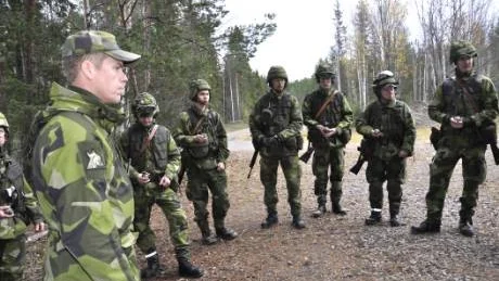 MOMENT. Peter Akusjärvi, instruktör, går igenom de sista momenten innan det är dags för det skarpa granatkastet.