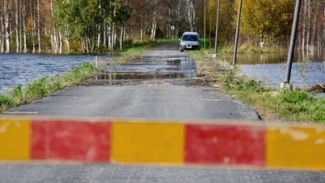 STÖVLAR PÅ. För boende på Killingholmen gäller stövelutrustning om de ska komma fram längs vägbanken till holmen. Foto: Håkan Zerpe