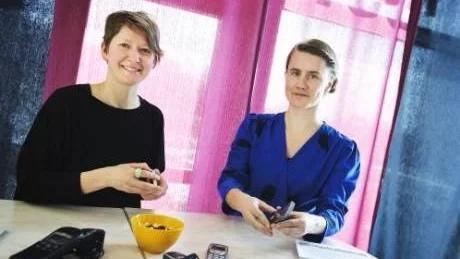 MODERN LUMP. Åsa Ståhl och Kristina Lindström är just nu tjänslediga från sina doktorandtjänster                          på Malmö Högskola och har under veckan varit i Kiruna för att samla i digital lump som en del i projektet REPA UPP/UPPREPA som de driver på inbjudan av Konstmuseet i Norr.