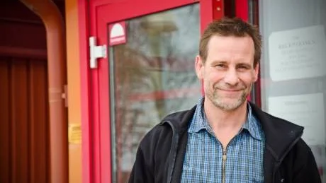 ENGAGERAD. Stefan Magnusson reser världen runt för att föreläsa om de dolda farorna i brandmansyrket. Mycket handlar om säkerheten med farliga gifter de får i sig. Foto: David Kristiansen