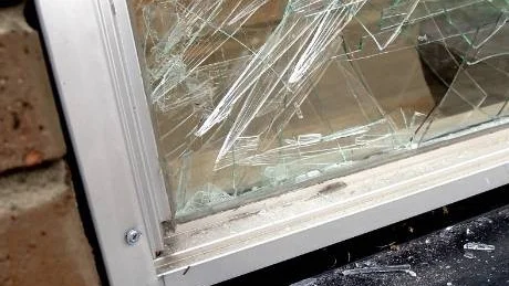 FICK STÄNGA. Det var bland annat badhusets omklädningsrum som drabbades av den meningslösa förstörelsen och man tvingades därför stänga för att kunna städa bort allt glas på golvet. Nakna fötter och glasskärvor går som bekant inte så bra ihop. Man hoppades att badhuset skulle kunna öppna efter lunch.