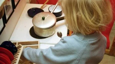 KVINNOR. Fler kvinnor än män jobbar inom omsorgen. Beror det på ett typiskt kvinnligt beteende att vilja jobba med barn, eller är det ett låglönejobb som flest kvinnor får?