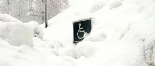 Snöupplag på handikapplats