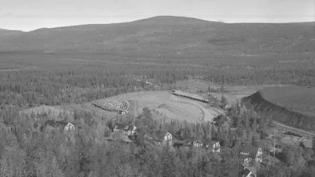 VITÅFORS. Det lilla gruvsamhället Vitåfors årgång 1947. I dag finns det inte längre kvar. En av bilderna i LKAB:s bildarkvi som nu överlämnast till Gällivare kommun.