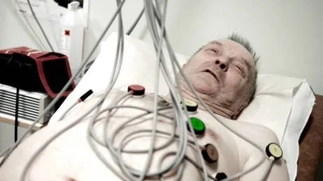 ELEKTRODER OCH ELEKTRODER. Något är fel med Holger Fjällborgs hjärta, därför undersöker sjukhuspersonal hur det fungerar.