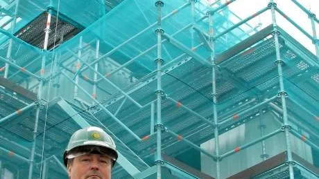 HANTVERKSSKICKLIGHET. Peter Fredrikssons och Ralf Larssons skicklighet som byggnadsarbetare är nödvändigt när Gällivare kyrka nu genomgår en fasadrenovering. "Det är inget ackordsjobb precis. Här gäller det verkligen att vara noggrann", menar de.