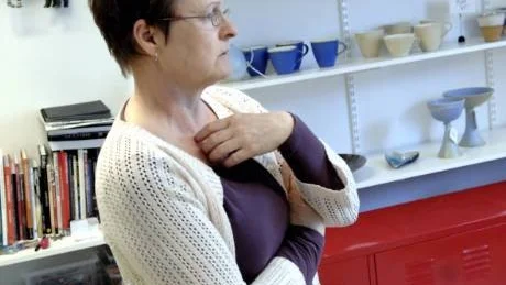 TILLSAMMANS. Keramikern Lena Ahlbäck trivs i sin verkstad på Kronan. "Man är ensam men har ändå sällskap av varandra", säger hon då Kuriren träffar henne på måndagskvällen då ett flertal hantverkare höll öppet hus tillsammans.