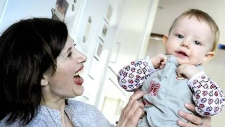 HEJ PÅ DIG TJEJ. AnnaMaria lånar lilla Frida en stund. "Jag njuter för fullt av att vara mammaledig nu. Som yngre mamma var det jag själv som stod i fokus."