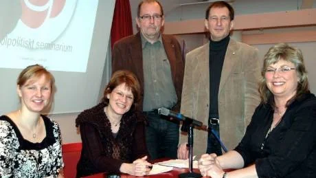 FÖR NY  SKOLPOLITIK. Carina Sammeli, samordnare och ombudsman för socialdemokraterna i Norrbotten, Marie Granlund, ordförande för socialdemokraternas skolrådslag, Anders Berg, ordförande för LO Norrbotten, Kåre Strömbäck, ordförande i Haparanda barn- och ungdomsnämnd och Birgitta Persson, ordförande i Överkalix barn- och utbildningsnämnd siktar tillsammans mot framtidens socialdemokratiska skola.  Foto:  BRITT-LOUISE SPETT