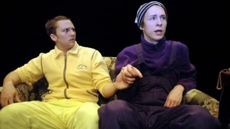 TANT BLOMMA OCH GUGGE. Edvin Bredefeldt och Oscar Töringe i Kristina Lugns pjäs Tant Blomma.