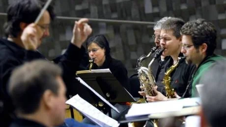 SAMARBETAR KRING MUSIK. Den världsberömda Raschèrkvartetten på plats i Studio Acusticum för repetitioner tillsammans med Petter Sundkvist och Norrbottens Kammarorkester. På programmet står bland annat nyskriven musik av tonsättaren Sally Beamish från Skottland.Foto: Andreas Wälitalo