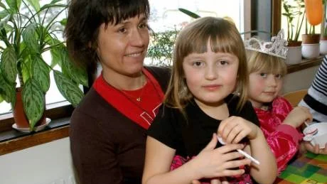 BRA LÖSNING. Maria Degerman tycker att flytten till de nya lokalerna blev en bra lösning. Dottern Elina och hennes bästa kompis Linn njöt av glassen.