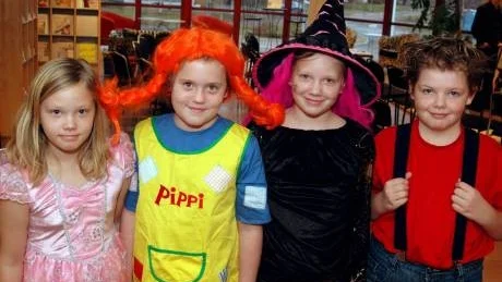 PIPPI PÅ BESÖK. Piteås bibliotek firar två Astrind Lindgren-veckor. I helgen var det bland annat fullt upp på stadsbiblioteket där alla utklädda barn fick en present. Det fick bland annat Silje Siikavuopio, Amanda Hilstad, Sanne Siikavuopio och Elin Eriksson.Foto: Jonas Hansson