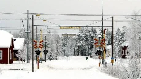 PLOGAD VÄG UPPHÖR. Vinterna har kommit til Nattavaara där en stor del av vägnätet utgörs av enskilda vägar. Vägföreningen som ansvarat för plogningen tidigare har ingen styrelse och därför hotas byn att insnöas i vinter. Nu kallas byborna till vägföreningsmöte en sista gång.Foto: Kenth Bergmark