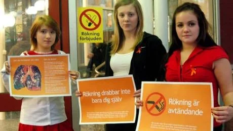 kampanjar. Tre av tjejerna i årskurs två på Strömbackaskolan som tröttnat på rökarna som står vid ingångarna och röker trots att det är förbjudet. Från vänster Malin Latvaniemi, Sofia Dahlén och Tove Bergström. Foto: Stina Brolin Bergman