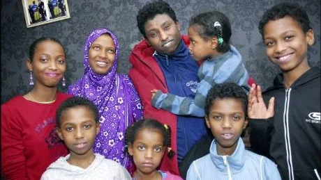 LYCKLIGA FAMILJEN. Familjen Shanle stortrivs i Råneå och siktar på att inte bara fortsätta vara rånebor, de vill nu också bli svenska medborgare.Här mamma Falis och pappa Omar med barnaskaran Farhiyo elva år, Abdikarim åtta år, Hamdi sju år, Ramlo sex år i pappas famn Abdirahman nio år och äldsten i barnaskaran Mohamed 13 år.  Foto: Andreas Wälitalo