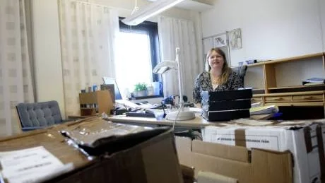 FLYTTKARTONGER. Rådman Susanne Johansson har precis flyttat från regeringsrätten i Stockholm till Luleå. "Så det är min tidigare chef, Sten Heckscher, som kommit med utredningsförslaget".