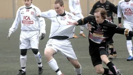 STEGET FÖRE. Sävast och Magnus Åström var klart bättre än Markus Wahlbergs Luleå Fotboll och vann också rättvist mot fjolårets division II-lag.
