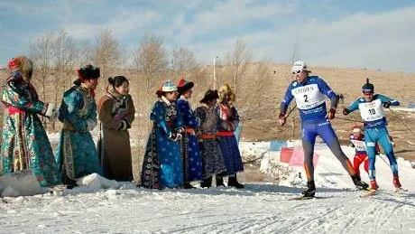ETAPPSEGRARE. Peter Larsson vann den första skidtävlingen som någonsin arrangerats i Inre Mongoliet. Många i publiken kom dit i folkdräkt. Foto: ANDERS HANSSON