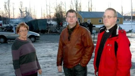 OVERKLIGT. Husmor Lilian Marklund, EFS Norrbottens distriktsföreståndare Lars Öberg och Piteå landsförsamlings präst Ola Marklund tyckte branden på Storstrand kändes overklig.