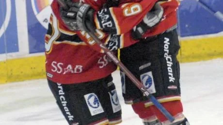 SEGERJUBEL. Luleå Hockeys Mikael Lidhammar (till vänster) satte två puckar i segermatchen mot Djurgården, 3-2.