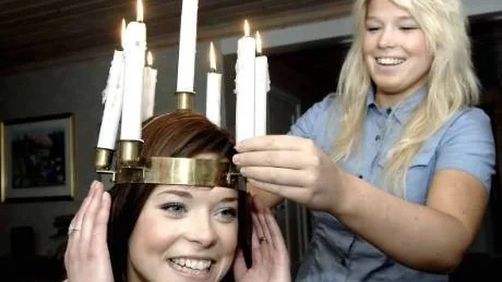 KRONAN PÅ PLATS. Nu är det klart. Ina Karlsson, Unbyn, blev av Kurirens läsare framröstad som länets lucia 2007. Här får hon hjälp med att prova ljuskronan av sin syster Liza (som var den som nominerade Ina till luciatävlingen).