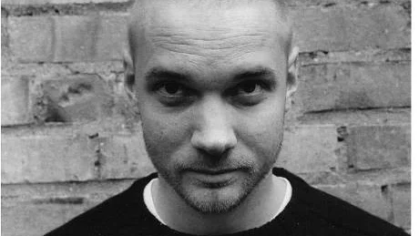 ”När det gäller tjejer så funkar min personliga stil väldigt dåligt. All kärlek har jag fått trots min personlighet.”, säger Martin Kellerman om kärlek.
