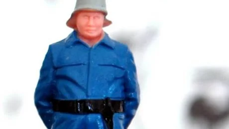 GIVER AKT. En militärgubbe övervakar ateljén.