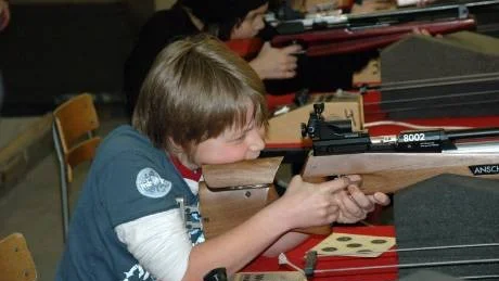 KONCENTRATION. Lucas Nordlund från klass tre testade prickskytte med luftgevär.