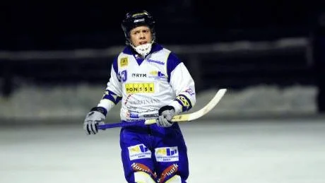 UPPGIVEN. Janne Förare gjorde 5-3 för HT Bandy i 80:e minuten och laget var på väg mot en fin seger i kvalet till elitserien. Men samtidigt som Örebro hade mycket kvar att ge föll HT Bandys spel ihop totalt och gästerna kunde vinna med 7-5.