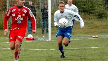 JAGAR VIDARE. Johan Hannus och Kiruna FF:s poängjakt tilltar sedan laget fått nöja sig med oavgjort i jumbofinalen mot IFK Sundsvall. Nu har laget tre matcher på sig att rädda division II-kontraktet.FOTO: KENNETH JOHANSSON