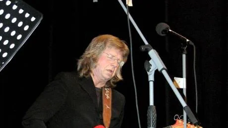 VITTANGIVÄN. Musik på hög nivå ska inte bara vara ett storstadsfenoimen menar Janne Schaffer som med sin närvaro förgyllde Årets By-firandet i Vittangi i helgen.