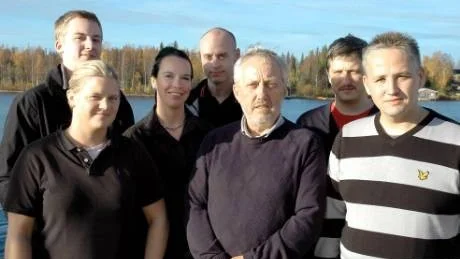 SPÄNNANDE. Löjfilé är spännande tycker från vänster längst bak, köksmästarna Albin Wessman, Marcus Pettersson och Markus Berg. Lena Eriksson och Maria Åhman från Ekofisk samt kökschef, Peter Frohm från Grand Hotel håller med. I mitten Tryggve Bergman.  Foto: Britt-Louise Spets