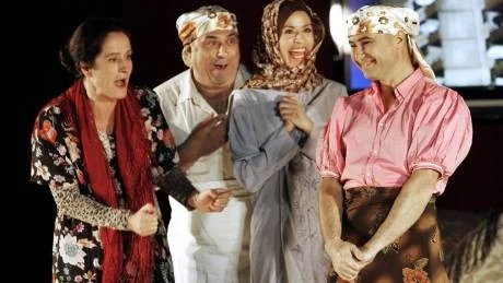 VÅDAN AV BANTNING. Att banta kan ha sina konsekvenser och grannfruarna undrar vem som är älskaren. Lolo Elwin, Hassan Brijany, Leila Haji och Fikret Cesmeli i Elektra show.