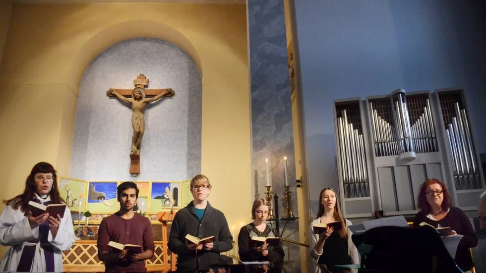 Kören. Från vänster: Anna Grenholm, Viktor Nordberg, Ludvig Grenholm, Siri Westborg, Josefin Calner och Anna Karlsson. De ackompanjerades av Carl-Anders Markström.