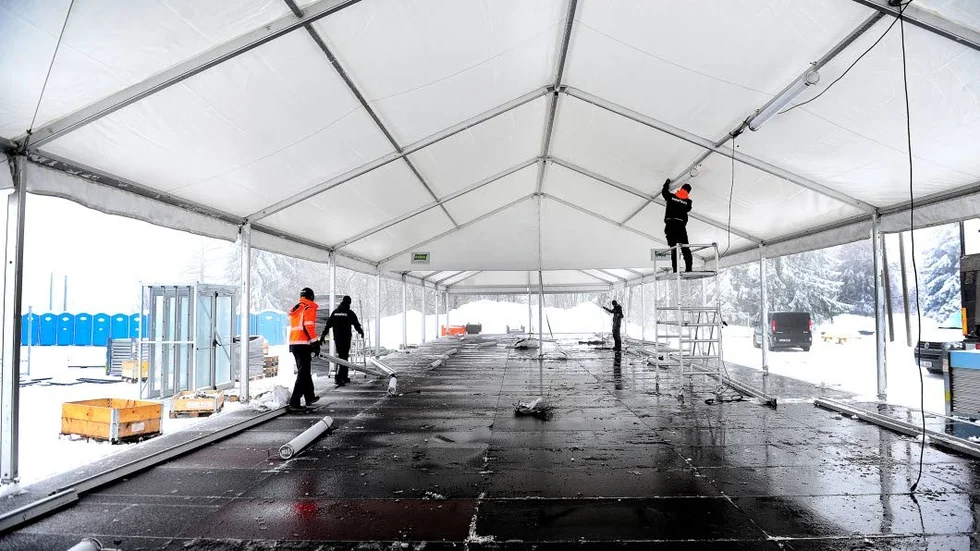 Slutspurten. Fortfarande är det lite stökigt på skidstadion, men enligt ansvariga följer allt planen.