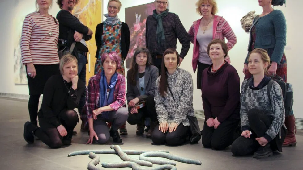 KIN, Konstnärer i Norrbotten har vernissage på Korundi i Rovaniemi.
 Konstverket på golvet är Anja Örns skulptur "Organismer".
 Stående från vänster: Jette Andersen, Anders Alm, Anja Örn, Erik Holmstedt, Margareta Lindblom, Cecilia Rosenlund. 
Sittande från vänster: Hanna Kanto, Eeva Leena Väätäjä, Kristina Nilsdotter, Marie Karlsson, Lynn Gustafsson, Linnea Henriksson.