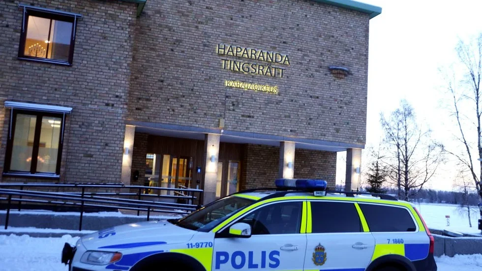 I tingsrätten dömdes kvinnan till sex månaders fängelse för grov förskingring.