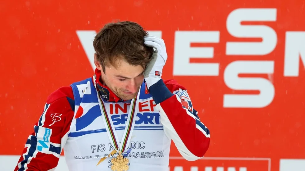 Tårfyllt. Efter fjärde VM-guldet, det viktigaste på femmilen, grät VM-kungen Petter Northug på prispallen.