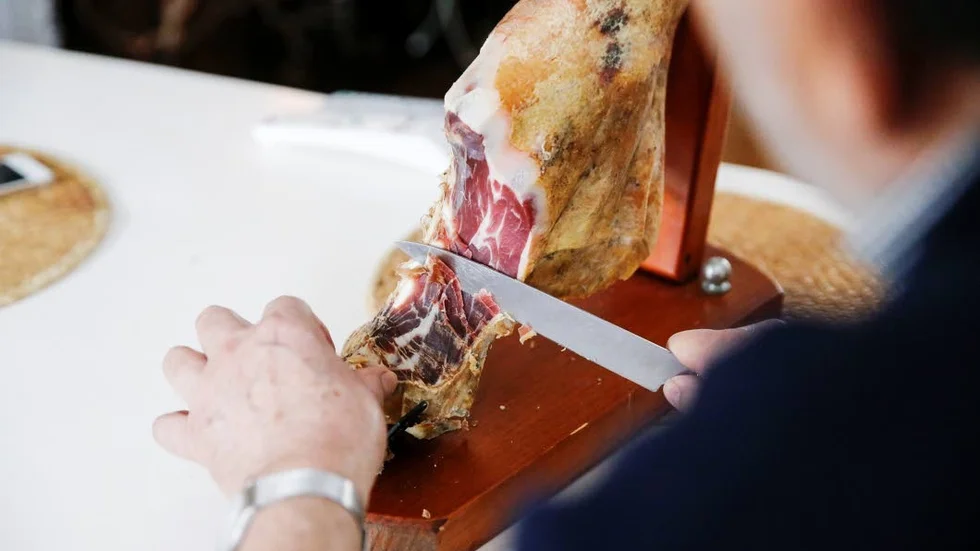 Mångkunnig. Hur lufttorkar man sin egen jamon serrano-skinka, ja det vet spanjoren Padro förstås liksom hur man installerar sin egen fjärrvärme eller nåt annat praktiskt.