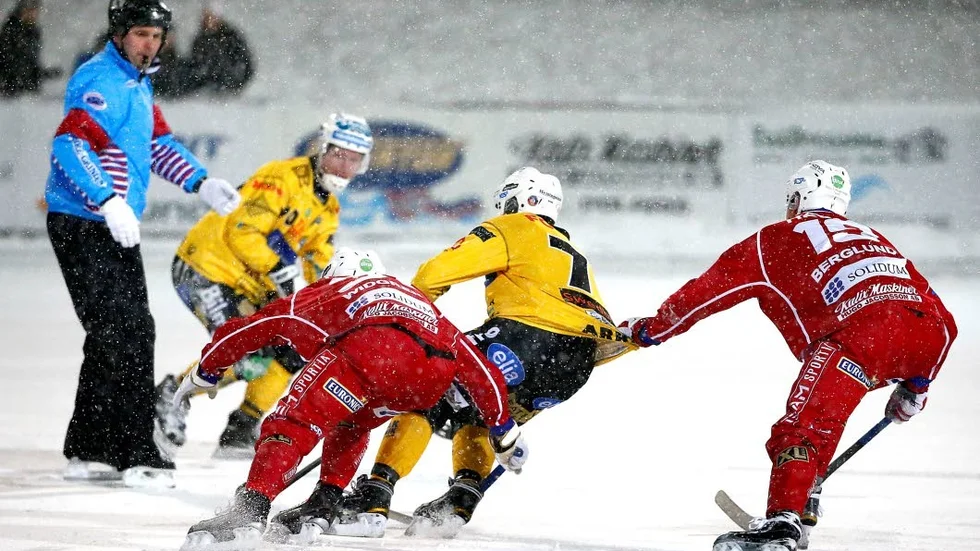 Svårspelat. Snöfallet över Kalix IP gjorde matchen mellan Kalix Bandy och Broberg/Söderhamn till en riktig lottdragning.